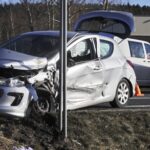 18.02.2022. Miedziana Góra. Kolizja auta osobowego z autobusem miejskim / Jarosław Kubalski / Radio Kielce