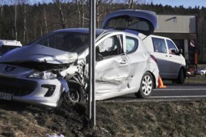 18.02.2022. Miedziana Góra. Kolizja auta osobowego z autobusem miejskim / Jarosław Kubalski / Radio Kielce