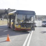 18.02.2022. Miedziana Góra. Kolizja auta osobowego z autobusem miejskim / Jarosław Kubalski / Radio Kielce