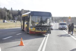 18.02.2022. Miedziana Góra. Kolizja auta osobowego z autobusem miejskim / Jarosław Kubalski / Radio Kielce