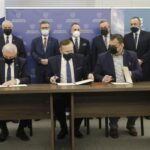 22.02.2022. Warszawa. Podpisanie porozumienia dotyczącego budowy zalewu Bzin na Kamiennej. Na zdjęciu (umowę podpisują, od lewej): Andrzej Bętkowski - marszałek województwa świętokrzyskiego, Krzysztof Woś - wiceprezes Wód Polskich i Konrad Kronig - prezydent Skarżyska-Kamiennej; z tyłu (od lewej): Marek Jońca - członek zarządu województwa, Grzegorz Witkowski - wiceminister infrastruktury, Andrzej Brzeziński - wiceprezydent Skarżyska-Kamiennej, Roman Wojcieszek - były prezydent Skarżyska, Cezary Majcherski - dyrektor Zarządu Zlewni Wód Polskich w Kielcach, Mariusz Bodo - sekretarz województwa / Jarosław Kubalski / Radio Kielce