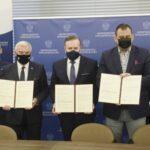 22.02.2022. Warszawa. Podpisanie porozumienia dotyczącego budowy zalewu Bzin na Kamiennej. Na zdjęciu (od lewej): Grzegorz Witkowski - wiceminister infrastruktury, Andrzej Bętkowski - marszałek województwa świętokrzyskiego, Krzysztof Woś - wiceprezes Wód Polskich, Konrad Kronig - prezydent Skarżyska-Kamiennej, Andrzej Brzeziński - wiceprezydent Skarżyska-Kamiennej / Jarosław Kubalski / Radio Kielce