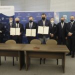 22.02.2022. Warszawa. Podpisanie porozumienia dotyczącego budowy zalewu Bzin na Kamiennej. Na zdjęciu (od lewej): Marek Jońca - członek zarządu województwa, Grzegorz Witkowski - wiceminister infrastruktury, Andrzej Bętkowski - marszałek województwa świętokrzyskiego, Krzysztof Woś - wiceprezes Wód Polskich i Konrad Kronig - prezydent Skarżyska-Kamiennej, Andrzej Brzeziński - wiceprezydent Skarżyska-Kamiennej, Roman Wojcieszek - były prezydent Skarżyska, Cezary Majcherski - dyrektor Zarządu Zlewni Wód Polskich w Kielcach, Mariusz Bodo - sekretarz województwa / Jarosław Kubalski / Radio Kielce