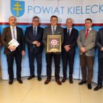 15.02.2022. Kielce. Nagroda dla powiatu kieleckiego - Super Powiat 2021. Na zdjęciu (od lewej): Ewelina Kaczmarzyk z wydziału organizacji i zarządzania kryzysowego Starostwa Powiatowego w Kielcach, Mariusz Ściana - członek zarządu powiatu, Tomasz Pleban -wicestarosta kielecki Mirosław Gębski - starosta kielecki, Jacek Kuzia - przewodniczący Rady Powiatu, Cezary Majcher - członek zarządu powiatu, Stefan Bąk - członek zarządu powiatu / Starostwo Powiatowe w Kielcach