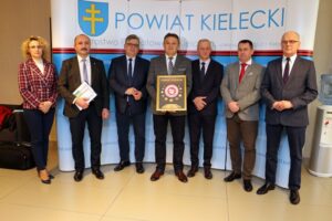 15.02.2022. Kielce. Nagroda dla powiatu kieleckiego - Super Powiat 2021. Na zdjęciu (od lewej): Ewelina Kaczmarzyk z wydziału organizacji i zarządzania kryzysowego Starostwa Powiatowego w Kielcach, Mariusz Ściana - członek zarządu powiatu, Tomasz Pleban -wicestarosta kielecki Mirosław Gębski - starosta kielecki, Jacek Kuzia - przewodniczący Rady Powiatu, Cezary Majcher - członek zarządu powiatu, Stefan Bąk - członek zarządu powiatu / Starostwo Powiatowe w Kielcach