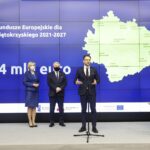 01.02.2022. Warszawa. Podpisanie Kontraktu Programowego dla Województwa Świętokrzyskiego. Na zdjęciu (od lewej): Renata Janik - wicemarszałek województwa świętokrzyskiego, Andrzej Bętkowski - marszałek województwa świętokrzyskiego, Waldemar Buda - Sekretarz Stanu w Ministerstwie Funduszy i Polityki Regionalnej / Jarosław Kubalski / Radio Kielce