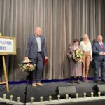 12.02.2022. Jędrzejów. Obchody 751. rocznicy nadania praw miejskich. Na zdjęciu: Dariusz Adamczyk, Stanisława Wypych - Jędrzejowianie Roku 2021, Karolina Jarosz - radna miasta Jędrzejów, Marcin Piszczek - burmistrz Jędrzejowa / Michał Kita / Radio Kielce