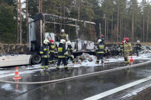 14.02.2022. Suchedniów. Spalona naczepa samochodu ciężarowego / Wiktor Taszłow / Radio Kielce