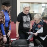 31.01.2022. Radio Kielce. Nagrania słuchowiska "Krew i żelazo". Na zdjęciu (od lewej): Anna Antoniewicz - aktorka, Tomasz Tamborski - Radio Kielce, Teresa Bielińska - aktorka / Wiktor Taszłow / Radio Kielce