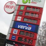 01.02.2022. Kielce. Ceny na stacjach paliw po obniżeniu podatku VAT / Wiktor Taszłow / Radio Kielce