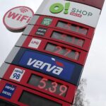 01.02.2022. Kielce. Ceny na stacjach paliw po obniżeniu podatku VAT / Wiktor Taszłow / Radio Kielce