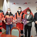 07.02.2022. Kielce. Na zdjęciu (od lewej): Michał Muszyński, Norbert Przondo, Krzysztof Kwiecień, Marta Solnica - dyrektor Świętokrzyskiego Centrum Ratownictwa Medycznego i Transportu Sanitarnego, Zbigniew Koniusz - wojewoda świętokrzyski / Wiktor Taszłow / Radio Kielce