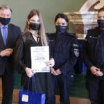 07.02.2022. Kielce. Wręczenie nagród laureatom konkursu plastycznego "Zimowy czas - bezpieczny czas”. Na zdjęciu (od lewej): Jacek Sabat - dyrektor WDK, Antonina Polak, Sylwia Sobczyńska - podkomisarz, Komenda Wojewódzka Policji w Kielcach, Małgorzata Sałapa-Bazak - aspirant sztabowy Wydział Prewencji Komendy Wojewódzkiej Policji w Kielcach / Wiktor Taszłow / Radio Kielce