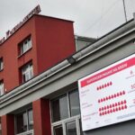 07.02.2022. Kielce. Telebim na budynku Regionalnego Centrum Krwiodawstwa i Krwiolecznictwa w Kielcach zachęcający do honorowego oddawania krwi / Wiktor Taszłow / Radio Kielce