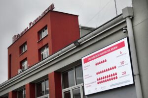 07.02.2022. Kielce. Telebim na budynku Regionalnego Centrum Krwiodawstwa i Krwiolecznictwa w Kielcach zachęcający do honorowego oddawania krwi / Wiktor Taszłow / Radio Kielce