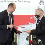 09.02.2022. Kielce. Podpisanie umowy o współpracy między Politechniką Świętokrzyską i IBM Polska. Na zdjęciu (od lewej): Piotr Beńka - dyrektor ds. technologii IBM Polska, prof. Zbigniew Koruba - rektor Politechniki Świętokrzyskiej / Wiktor Taszłow / Radio Kielce