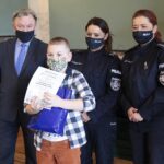 07.02.2022. Kielce. Wręczenie nagród laureatom konkursu plastycznego "Zimowy czas - bezpieczny czas”. Na zdjęciu (od lewej): Jacek Sabat - dyrektor WDK, Jan Witczak,Sylwia Sobczyńska - podkomisarz, Komenda Wojewódzka Policji w Kielcach, Małgorzata Sałapa-Bazak - aspirant sztabowy Wydział Prewencji Komendy Wojewódzkiej Policji w Kielcach / Wiktor Taszłow / Radio Kielce