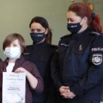 07.02.2022. Kielce. Wręczenie nagród laureatom konkursu plastycznego "Zimowy czas - bezpieczny czas”. Na zdjęciu (od lewej): Jacek Sabat - dyrektor WDK, Franciszek Ferenc, ,Sylwia Sobczyńska - podkomisarz, Komenda Wojewódzka Policji w Kielcach, Małgorzata Sałapa-Bazak - aspirant sztabowy Wydział Prewencji Komendy Wojewódzkiej Policji w Kielcach / Wiktor Taszłow / Radio Kielce