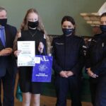 07.02.2022. Kielce. Wręczenie nagród laureatom konkursu plastycznego "Zimowy czas - bezpieczny czas”. Na zdjęciu (od lewej): Jacek Sabat - dyrektor WDK, Julia Garbacz, Sylwia Sobczyńska - podkomisarz, Komenda Wojewódzka Policji w Kielcach, Małgorzata Sałapa-Bazak - aspirant sztabowy Wydział Prewencji Komendy Wojewódzkiej Policji w Kielcach / Wiktor Taszłow / Radio Kielce