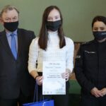 07.02.2022. Kielce. Wręczenie nagród laureatom konkursu plastycznego "Zimowy czas - bezpieczny czas” . Na zdjęciu (od lewej): Jacek Sabat - dyrektor WDK, Małgorzata Jurczenia, Sylwia Sobczyńska - podkomisarz, Komenda Wojewódzka Policji w Kielcach, Małgorzata Sałapa-Bazak - aspirant sztabowy Wydział Prewencji Komendy Wojewódzkiej Policji w Kielcach / Wiktor Taszłow / Radio Kielce