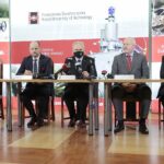 09.02.2022. Kielce. Podpisanie umowy o współpracy między Politechniką Świętokrzyską i IBM Polska. Na zdjęciu (od lewej): Jolanta Jaworska - dyrektor ds. publicznych i regulacyjnych IBM Polska, Piotr Beńka - dyrektor ds. technologii IBM Polska, prof. Zbigniew Koruba - rektor Politechniki Świętokrzyskiej, gen Włodzimierz Nowak - ekspert z zakresu cyberbezpieczeństwa, prof. Roman Stanisław Deniziak - rektor wydziału elektrotechniki, automatyki i informatyki PŚ / Wiktor Taszłow / Radio Kielce