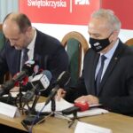 09.02.2022. Kielce. Podpisanie umowy o współpracy między Politechniką Świętokrzyską i IBM Polska. Na zdjęciu (od lewej): Piotr Beńka - dyrektor ds. technologii IBM Polska, prof. Zbigniew Koruba - rektor Politechniki Świętokrzyskiej / Wiktor Taszłow / Radio Kielce