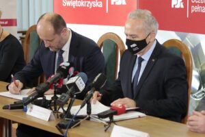 09.02.2022. Kielce. Podpisanie umowy o współpracy między Politechniką Świętokrzyską i IBM Polska. Na zdjęciu (od lewej): Piotr Beńka - dyrektor ds. technologii IBM Polska, prof. Zbigniew Koruba - rektor Politechniki Świętokrzyskiej / Wiktor Taszłow / Radio Kielce