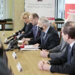 09.02.2022. Kielce. Podpisanie umowy o współpracy między Politechniką Świętokrzyską i IBM Polska. Na zdjęciu (od lewej): Jolanta Jaworska - dyrektor ds. publicznych i regulacyjnych IBM Polska, Piotr Beńka - dyrektor ds. technologii IBM Polska, prof. Zbigniew Koruba - rektor Politechniki Świętokrzyskiej, gen Włodzimierz Nowak - ekspert z zakresu cyberbezpieczeństwa, prof. Roman Stanisław Deniziak - rektor wydziału elektrotechniki, automatyki i informatyki PŚ / Wiktor Taszłow / Radio Kielce
