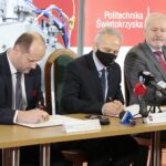09.02.2022. Kielce. Podpisanie umowy o współpracy między Politechniką Świętokrzyską i IBM Polska. Na zdjęciu (od lewej): Piotr Beńka - dyrektor ds. technologii IBM Polska, prof. Zbigniew Koruba - rektor Politechniki Świętokrzyskiej, gen Włodzimierz Nowak - ekspert z zakresu cyberbezpieczeństwa / Wiktor Taszłow / Radio Kielce