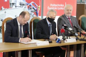 09.02.2022. Kielce. Podpisanie umowy o współpracy między Politechniką Świętokrzyską i IBM Polska. Na zdjęciu (od lewej): Piotr Beńka - dyrektor ds. technologii IBM Polska, prof. Zbigniew Koruba - rektor Politechniki Świętokrzyskiej, gen Włodzimierz Nowak - ekspert z zakresu cyberbezpieczeństwa / Wiktor Taszłow / Radio Kielce