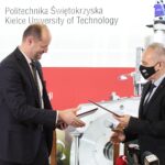 09.02.2022. Kielce. Podpisanie umowy o współpracy między Politechniką Świętokrzyską i IBM Polska. Na zdjęciu (od lewej): Piotr Beńka - dyrektor ds. technologii IBM Polska, prof. Zbigniew Koruba - rektor Politechniki Świętokrzyskiej / Wiktor Taszłow / Radio Kielce