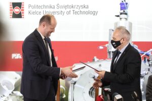 09.02.2022. Kielce. Podpisanie umowy o współpracy między Politechniką Świętokrzyską i IBM Polska. Na zdjęciu (od lewej): Piotr Beńka - dyrektor ds. technologii IBM Polska, prof. Zbigniew Koruba - rektor Politechniki Świętokrzyskiej / Wiktor Taszłow / Radio Kielce