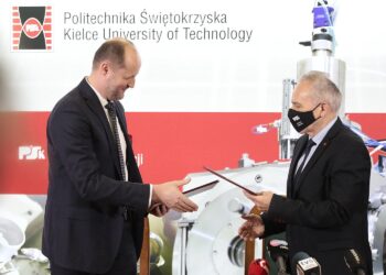 09.02.2022. Kielce. Podpisanie umowy o współpracy między Politechniką Świętokrzyską i IBM Polska. Na zdjęciu (od lewej): Piotr Beńka - dyrektor ds. technologii IBM Polska, prof. Zbigniew Koruba - rektor Politechniki Świętokrzyskiej / Wiktor Taszłow / Radio Kielce