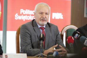 09.02.2022. Kielce. Podpisanie umowy o współpracy między Politechniką Świętokrzyską i IBM Polska. Na zdjęciu: gen Włodzimierz Nowak - ekspert z zakresu cyberbezpieczeństwa / Wiktor Taszłow / Radio Kielce