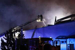 10.02.2022. Starachowice. Pożar hali - akcja gaśnicza / Wiktor Taszłow / Radio Kielce