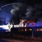 10.02.2022. Starachowice. Pożar hali - akcja gaśnicza / Wiktor Taszłow / Radio Kielce