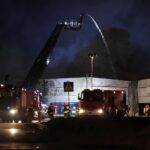 10.02.2022. Starachowice. Pożar hali - akcja gaśnicza / Wiktor Taszłow / Radio Kielce