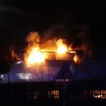 10.02.2022. Starachowice. Pożar hali - akcja gaśnicza / Wiktor Taszłow / Radio Kielce