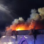 10.02.2022. Starachowice. Pożar hali - akcja gaśnicza / Wiktor Taszłow / Radio Kielce