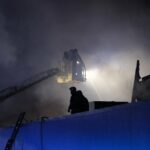 10.02.2022. Starachowice. Pożar hali - akcja gaśnicza / Wiktor Taszłow / Radio Kielce