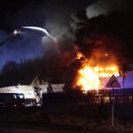 10.02.2022. Starachowice. Pożar hali - akcja gaśnicza / Wiktor Taszłow / Radio Kielce