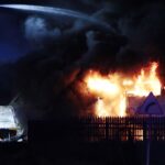 10.02.2022. Starachowice. Pożar hali - akcja gaśnicza / Wiktor Taszłow / Radio Kielce