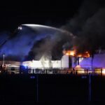 10.02.2022. Starachowice. Pożar hali - akcja gaśnicza / Wiktor Taszłow / Radio Kielce