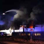 10.02.2022. Starachowice. Pożar hali - akcja gaśnicza / Wiktor Taszłow / Radio Kielce