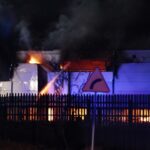 10.02.2022. Starachowice. Pożar hali - akcja gaśnicza / Wiktor Taszłow / Radio Kielce