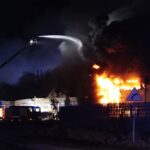 10.02.2022. Starachowice. Pożar hali - akcja gaśnicza / Wiktor Taszłow / Radio Kielce