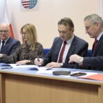 17.02.2022. Kielce. Przekazanie pieniędzy w ramach Funduszu Solidarnościowego na asystentów osób niepełnosprawnych i opiekę wytchnieniową. Na zdjęciu (od lewej): Stefan Bąk - członek zarządu powiatu,  Anna Moskwa - skarbnik starostwa, Mirosław Gębski - starosta kielecki,  Zbigniew Koniusz - wojewoda świętokrzyski / Wiktor Taszłow / Radio Kielce