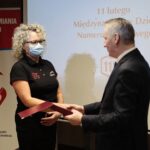 11.02.2022. Kielce. Międzynarodowy Dzień Numeru Alarmowego 112. Na zdjęciu (od lewej): Joanna Szczepanek - operator numeru 112, Zbigniew Koniusz - wojewoda świętokrzyski / Wiktor Taszłow / Radio Kielce