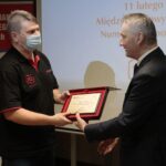 11.02.2022. Kielce. Międzynarodowy Dzień Numeru Alarmowego 112. Na zdjęciu (od lewej): Ernest Różycki - operator numeru 112, Zbigniew Koniusz - wojewoda świętokrzyski / Wiktor Taszłow / Radio Kielce