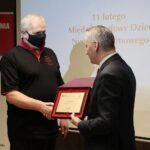 11.02.2022. Kielce. Międzynarodowy Dzień Numeru Alarmowego 112. Na zdjęciu (od lewej): Piotr Bilny - operator numeru 112, Zbigniew Koniusz - wojewoda świętokrzyski / Wiktor Taszłow / Radio Kielce